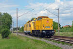 203 311 der DB Bahnbau schleppte am 26.05.22 den ORT 711 119 durch Greppin Richtung Bitterfeld.