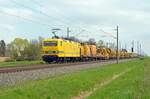 Mit einem Umbauzug rollte der Bahnbau-Kanarienvogel 143 352 am 18.04.23 durch Braschwitz Richtung Halle(S).