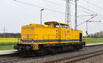 DB Bahnbau Gruppe GmbH, Berlin mit ihrer  293 010-5  (NVR:   92 80 1293 010-5 D-DB ) am 09.04.24 Höhe Bahnhof Rodleben.