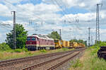 Am 26.06.24 führte 232 550 der DB Bahnbau den Schnellumbauzug  Mammut  durch Saarmund Richtung Potsdam.