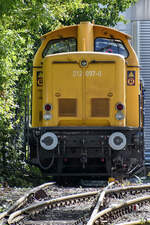 Die 1964 bei MAK in Kiel gebaute Diesellokomotive 212 097-0 der DB Bahnbaugruppe habe ich Mitte September 2024 auf dem Gelände der Alstrom Reuschling Service GmbH in Hattingen entdeckt. (Standort Fußweg Eickener Straße)