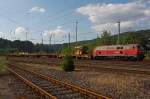 218 261-6 der Bahnbau Gruppe am 26.06.2011 mit Schienenzug in Betzdorf/Sieg.