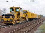 Nachschuss auf die Gleisstopfmaschine sowie Schlotterplaniermaschine der DB Bahnbaugruppe bei der Durchfahrt durch den Bahnhof Saarmund am 20.