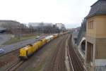 Berlin am 5.12.2015, S-Bahnstation Messe-Nord /ICC . 293 010-5 (eine Version der DR-V100 für den Rangierdienst) von der DB Bahnbau-Gruppe befördert gemeinsam mit einer Schwester-Lok (dem Führerhaus nach eine 203) einen Zug aus unterschiedlichen Gleisbaumaschinen und den zugehörigen Begleit-und Wohn- und Werkstattwagen.