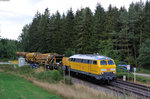 218 391-1 der Bahnbau Gruppe mit einem Bauzug bei Reuth bei Erbendorf, 30.07.2015