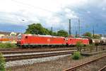 DB Cargo 185 078-3 und 185 270-6 mit Güterzug am 16.06.18 in Koblenz Lützel beim Sommerfest von einen Gehweg aus fotografiert