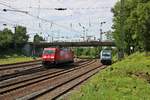 DB Cargo 185 266-4 trifft auf Railpool/IGE 185 716-8 am 07.06.19 in Hanau Hbf Südseite vom Parkplatz aus aufgenommen