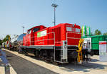 
Der erste HELMS-Prototype (Hybrid Electro-Mechanical Shunter), die 1094 001-7 (90 80 1094 001-7 D-DB) der DB Cargo Deutschland AG wurde auf der transport logistic 2019 in München vorgestellt (hier 05.06.2019).  

Lebenslauf:
Die Lok wurde 1972 bei MaK in Kiel unter der Fabriknummer 1000589 gebaut und als 290 289-8 an die DB geliefert.1999 erfolgte der Umbau mit Funkfernsteuerung und die Umzeichnung in 294 289-4. Die Remotorisierung mit einem MTU-Motor 8V 4000 R41, Einbau  einer neuen Lüfteranlage, neuer Luftpresser und Ausrüstung mit dem Umlaufgeländer erfolgten 2005 bei der DB Fahrzeuginstandhaltung GmbH im Werk Cottbus. Daraufhin erfolgte die Umzeichnung in 294 789-3 (98 80 3294 789-3 D-DB). 2018 erfolgte dann der Hybridisierungs- Umbau (HELMS) durch DB Fahrzeuginstandhaltung GmbH in Cottbus und Umzeichnung in 1094 001 (90 80 1094 001-7 D-DB).

HELMS ist ein neuartiges Hybridkonzept:
Das Projekt HELMS (Hybrid Electronic Mechanical Shunter) ist das neue und umweltfreundliche Hybridisierungs- und Modernisierungslösung für die Baureihe 294 (ex V 90) der DB. Mit diesem Projekt schlägt die DB eine ganz neue Richtung ein.

Um diese Modernisierung nachweislich zu erproben, wird das technische Konzept bis Ende 2020 an zwei Prototypen getestet. Ab 2022 soll es als technische Lösung für dieselhydraulische Rangierloks in Serie gehen.

Das bisherige dieselhydraulische Antriebskonzept der Baureihe 294 wird durch einen elektromechanischen Hybridantrieb mit einem leistungsverzweigten Getriebe ersetzt und somit ein zukunftssicheres Energiemanagementsystem etabliert. Dabei werden Traktionseigenschaften, wie zum Beispiel die Zugkraft in der Leistungsklasse von 1.000 KW beibehalten.

Durch den Einsatz der neuen Komponenten und deren Zusammenspiel konnte der Diesel-Kraftstoffverbrauch und CO2-Ausstoß um 20% reduziert werden. Darüber hinaus konnte temporär ein emissionsfreier Betrieb hergestellt werden sowie eine Reduzierung der durchschnittlichen Lärmemission.

Neben dem  grünen  Nutzen wird auch dem wirtschaftlichen Aspekt Rechnung getragen. Es wird mit einer Verlängerung der Lebensdauer um mindestens 16 Jahre gerechnet. Die Dieselmotoren, Rahmen und Drehgestelle können weiterhin verwendet und die Instandhaltungskosten können gesenkt werden. Der bisherige Dieselmotor muss nicht zwingend getauscht werden, was zu weiteren Einspareffekten führt.

Das herkömmliche Strömungsgetriebe wird durch ein Hybrid-Planeten-Getriebe ersetzt, das die Leistungsübertragung optimiert und durch eine Hybridsteuerung den effizienten Verbrauch ermöglicht. Der Einsatz eines Li-Ion Energiespeichers senkt den hohen Leerlaufanteil des Dieselmotors und ermöglicht sogar ein temporär emissionsfreies Fahren.

Die Einsparungseffekte gegenüber der dieselhydraulischen Technik ergeben sich u.a. durch den besseren Getriebewirkungsgrad unter Beibehaltung der Leistung des Dieselmotors sowie die Wiederaufladung der Batterie im Betrieb.

Um diese innovative Hybridlösung für die 1.000 kW Leistungsklasse anbieten zu können, wurde ein Gemeinschaftsprojekt im DB-Konzern aufgesetzt. Die Projektleitung übernahm DB Cargo als Betreiber. Die Systemauslegung, Hybridsteuerung und Integrationsengineering wurde von DB Systemtechnik verantwortet. Die DB Fahrzeuginstandhaltung brachte die Erfahrung mit Retrofits ein und übernahm die Umbauverantwortung. 

Zwei Partner aus der Industrie Toshiba und Henschel sind für die Lieferung der Hauptkomponenten verantwortlich.
Hybridisierungs- und  Modernisierungslösung für die BR 294 besteht aus den Neukomponenten:
Leistungsverzweigtes mechanisches Getriebe
92 kWh Li-Ion-Traktionsbatterie
Traktionsumrichter und Antriebssteuerungsgerät
2 elektr. Traktionsmotoren (2 x 330 kW) und ein Generator

Die Bestandskomponenten sind:
Lokrahmen, Drehgestelle inkl. angepasste Aufbaumodule, Dieselmotor der 1.000 kW-Klasse