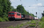 155 163-9 (DB) mit Güterzug passiert am 23.05.2011 den stillgelegeten, aber öffentlich zugänglichen Bahnhof von Ostercappeln (LK Osnabrück) auf dem Weg Richtung Osnabrück.