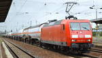 DB Cargo AG [D] mit  145 052-7  [NVR-Nummer: 91 80 6145 052-7 D-DB] und Ganzzug Druckgaskesselwagen am 17.09.19 Durchfahrt Bahnhof Flughafen Berlin Schönefeld.