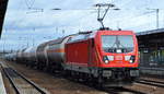 DB Cargo AG [D] mit  187 132  [NVR-Nummer: 91 80 6187 132-6 D-DB] und einem Ganzzug Druckgaskesselwagen mit Kohlenwasserstoffgas-Gemisch am 30.09.19 Durchfahrt Bahnhof Flughafen Berlin