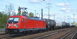 DB Cargo Deutschland AG [D] mit  187 183  [NVR-Nummer: 91 80 6187 183-9 D-DB] und Kesselwagenzug am 19.09.19 Durchfahrt Bahnhof Flughafen Berlin Schönefeld.