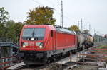 DB Cargo AG [D] mit  187 080  [NVR-Nummer: 91 80 6187 080-7 D-DB] und einigen Knickkesselwagen (Kreideschlamm) Richtung Schwedt am 08.10.19 Behelfsbrücke Berlin Karow.