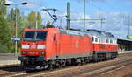 Lokzug der DB Cargo AG [D] mit  185 071-8  [NVR-Nummer: 91 80 6185 071-8 D-DB] und   232 484-6  [NVR-Nummer: 92 80 1232 484-6 D-DB] am Haken am 19.09.19 Bahnhof Flughafen Berlin Schönefeld.