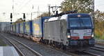 DB Cargo AG [D] mit der MRCE Vectron  X4 E - 703  [NVR-Nummer: 91 80 6193 703-6 D-DISPO] und Taschenwagenzug (LKW Walter Trailer) am 22.10.19 Durchfahrt Bf.