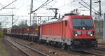 DB Cargo AG [D] mit  187 116  [NVR-Nummer: 91 80 6187 116-9 D-DB] und gemischtem Güterzug (Coilzug, leer) Richtung Ziltendorf am 29.10.19 Bf.