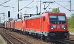 DB Cargo AG [D] mit  187 140  [NVR-Nummer: 91 80 6187 140-9 D-DB] mit  152 114-5  [NVR-Nummer: 91 80 6152 114-5 D-DB] und gemischtem Güterzug am Haken  am 28.08.19 Bf.