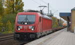 DB Cargo AG [D] mit  187 123  [NVR-Nummer: 91 80 6187 123-5 D-DB] und gemischten Güterzug Durchfahrt Bf.