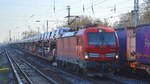 DB Cargo AG [D] mit  193 384  [NVR-Nummer: 91 80 6193 384-5 D-DB] mit PKW-Transportzug (fabrikneue VW Nutzfahrzeuge aus polnischer Produktion) am 05.12.19 Berlin Hirschgarten.