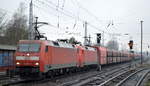 DB Cargo AG [D] mit der Doppeltraktion  152 011-3  [NVR-Nummer: 91 80 6152 011-3 D-DB] +  152 012-1  [NVR-Nummer: 91 80 6152 012-1 D-DB] und Erzzug aus Hamburg (Hansa Port) Richtung Ziltendorf EKO am