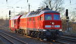 DB Cargo AG mit  233 698-0  [NVR-Nummer: 92 80 1233 698-0 D-DB] und einem Hilfszugwagen der DB Netz-Notfalltechnik (D-DB 99 80 9370 054-5) in eiliger Fahrt am 18.12.19 Durchfahrt Bf.