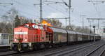 DB Cargo AG mit  298 328-6  [NVR-Nummer: 98 80 3298 328-6 D-DB] und einem Ganzzug Schiebewandwagen bei einer Übergabefahrt am 19.02.20 Durchfahrt Bf.