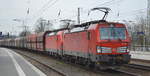 DB Cargo AG [D] mit der Doppeltraktion  193 369  [NVR-Nummer: 91 80 6193 369-6 D-DB] +  193 387  [NVR-Nummer: 91 80 6193 387-8 D-DB] mit einem langen gemischten Güterzug Richtung Ziltendorf EKO