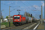 187 106 der DB Cargo rollt am 12.04.2020 mit einem Kesselzug durch den Bahnhof Nordhausen.