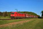 DB Cargo 185 280-5 am 25.04.20 in Mainz Bischofsheim Schiebend an einen Güterzug 