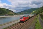 DB Cargo Bombardier Traxx 185 002-3 mit Güterzug am 02.05.20 bei Assmannshausen am Rhein 