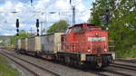 DB Cargo AG mit  298 323-7  [NVR-Nummer: 98 80 3298 323-7 D-DB] und vier Taschenwagen bei einer Übergabefahrt am 05.05.20 Bf.