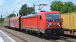 DB Cargo AG [D] mit  187 126  [NVR-Nummer: 91 80 6187 126-8 D-DB] mit zwei Güterwagen mit Plane am 16.06.20 Bf.