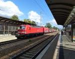 DB Cargo 193 395 Vectron AC/MS ( 9180 6193 395-9 D-DB ) mit einem geschlossenen Güterzug auf dem Weg durch Lübben am 7.9.2002