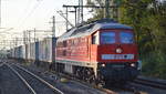 DB Cargo AG mit  233 314-4  ( NVR-Nummer  92 80 1233 314-4 D-DB ) mit Containerzug Richtung Hamburger Hafen am 22.09.20 Durchfahrt Bf.