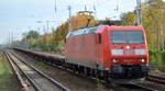 DB Cargo AG [D] mit  185 079-1  [NVR-Nummer: 91 80 6185 079-1 D-DB] und einem langen Leerzug Containertragwagen am 26-10-20 Berlin Hirschgarten.