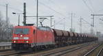 DB Cargo AG [D] mit   185 222-7  [NVR-Nummer: 91 80 6185 222-7 D-DB] und Schotterzug (leer) am 16.12.20 Durchfahrt Bf.