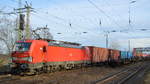 DB Cargo AG [D] mit  193 384  [NVR-Nummer: 91 80 6193 384-5 D-DB] und Containerzug am 17.12.20 Durchfahrt Bf.