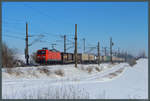 145 077-4 der DB Cargo zieht am 14.02.2021 bei Wellen einen Containerzug Richtung Helmstedt.