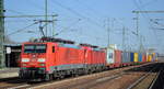 DB Cargo AG [D] mit  189 015-1  [NVR-Nummer: 91 80 6189 015-1 D-DB] und   193 397  [NVR-Nummer: 91 80 6193 397-7 D-DB] + Containerzug am Haken  am 25.02.21 Durchfahrt Bf.