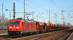 DB Cargo AG [D] mit   185 382-9  [NVR-Nummer: 91 80 6185 382-9 D-DB] und einem Schotterzug am 09.03.21 Durchfahrt Bf.