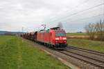 DB Cargo Bombardier Traxx 185 143-5 mit Schotterwagen in Nieder Mörlen am 17.04.21