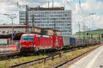 193 333 DB Vectron mit Containerzug in Würzburg Hbf, August 2021.