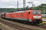 189 079-7 und 189 043-3 durchfahren am 21.06.2021 mit einem Schüttgutwagenzug den Koblenzer Hauptbahnhof in Richtung Norden.