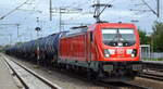 DB Cargo AG [D] mit  187 177  [NVR-Nummer: 91 80 6187 177-1 D-DB] und Kesselwagenzug am 19.10.21 Durchfahrt Bf.