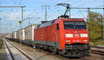 DB Cargo AG [D] mit  152 090-7  [NVR-Nummer: 91 80 6152 090-7 D-DB] und KLV-Zug am 10.11.21 Durchfahrt Bf.