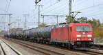 DB Cargo AG [D] mit  185 295-3  [NVR-Nummer: 91 80 6185 295-3 D-DB] und Kesselwagenzug am 11.11.21 Durchfahrt Bf.