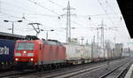 DB Cargo AG [D] mit  185 148-4  [NVR-Nummer: 91 80 6185 148-4 D-DB] und KLV-Zug aus Rostock-Seehafen am 27.01.22 bei der Durchfahrt Bf.