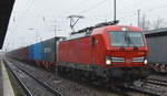 DB Cargo AG [D] mit  193 388  [NVR-Nummer: 91 80 6193 388-6 D-DB] und Containerzug am 27.01.22 bei der Durchfahrt Bf.