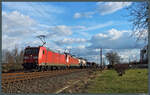 185 061-9 der DB Cargo hat mit 152 133-5 und einem gemischten Güterzug im Schlepp den Bahnhof Bitterfeld verlassen und nähert sich Greppin.