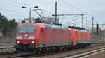 DB Cargo AG [D] mit  185 076-7  [NVR-Nummer: 91 80 6185 076-7 D-DB] und  189 015-1  [NVR-Nummer: 91 80 6189 015-1 D-DB] am Haken am 09.02.22 Durchfahrt Bf.